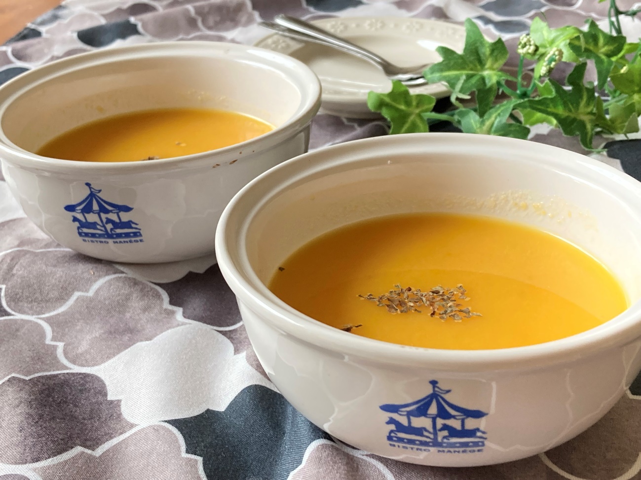 完成した業務スーパーのオレンジブレンドジュースで作った人参とオレンジの冷製スープ