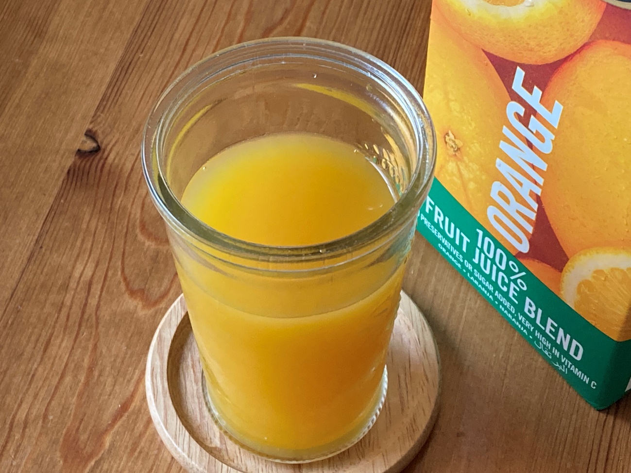 グラスに入れた業務スーパーのオレンジブレンドジュース