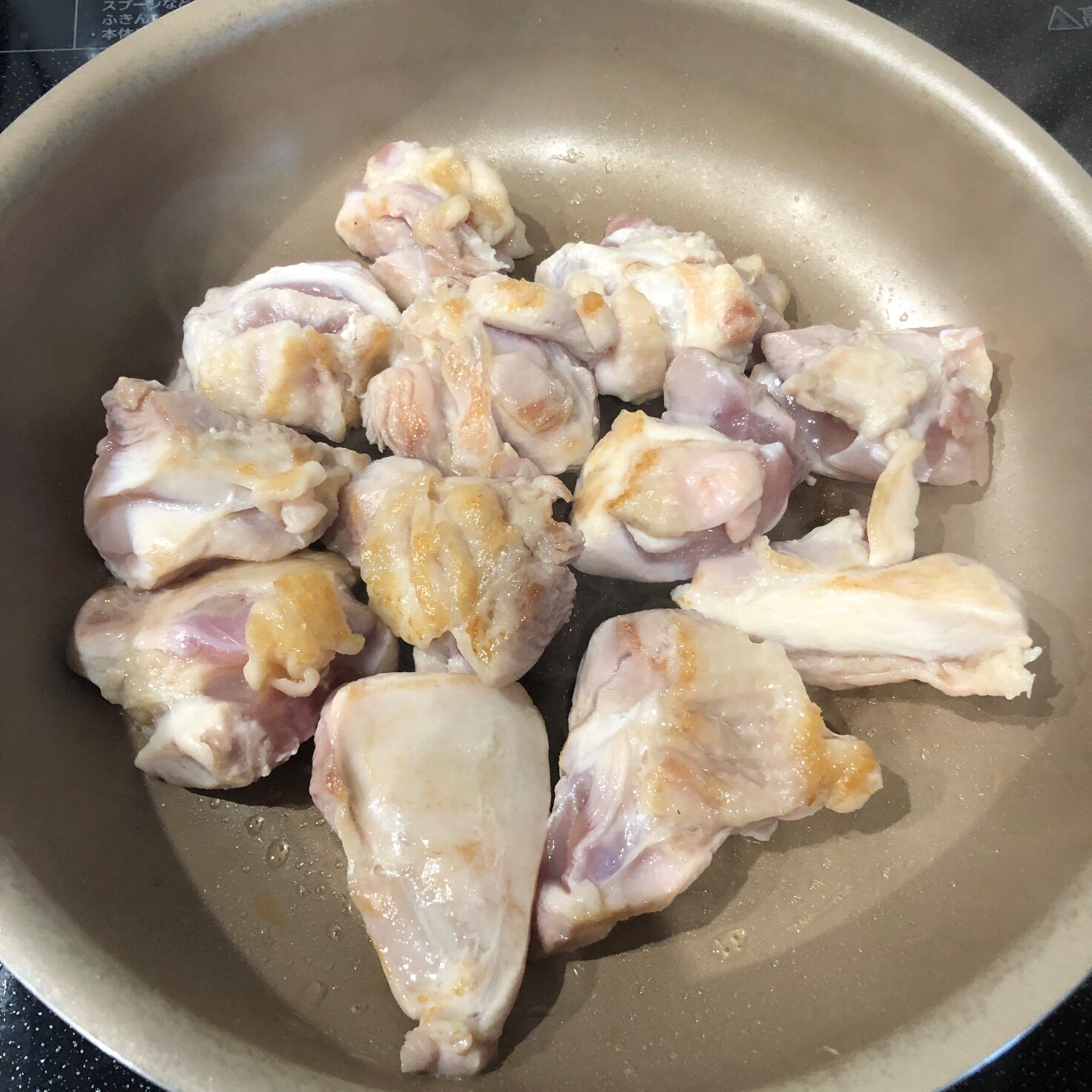 一口大に切った鶏もも肉を炒める
