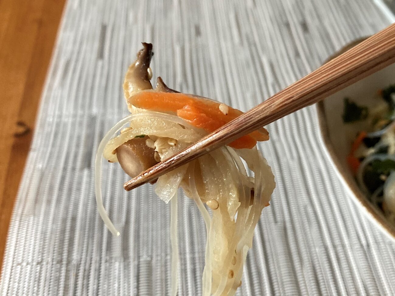 箸で持ち上げた業務スーパーの「煮物の具千切り大根」で作った春雨サラダ