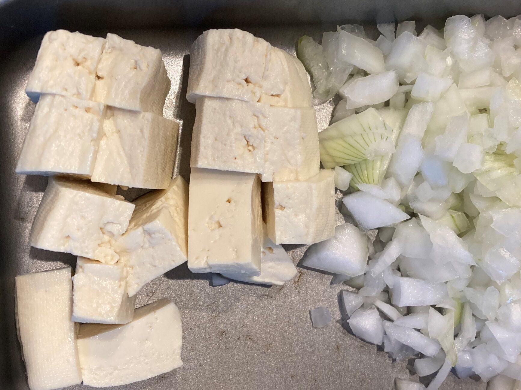 玉ねぎをみじん切り、豆腐を水切りして食べやすく切る
