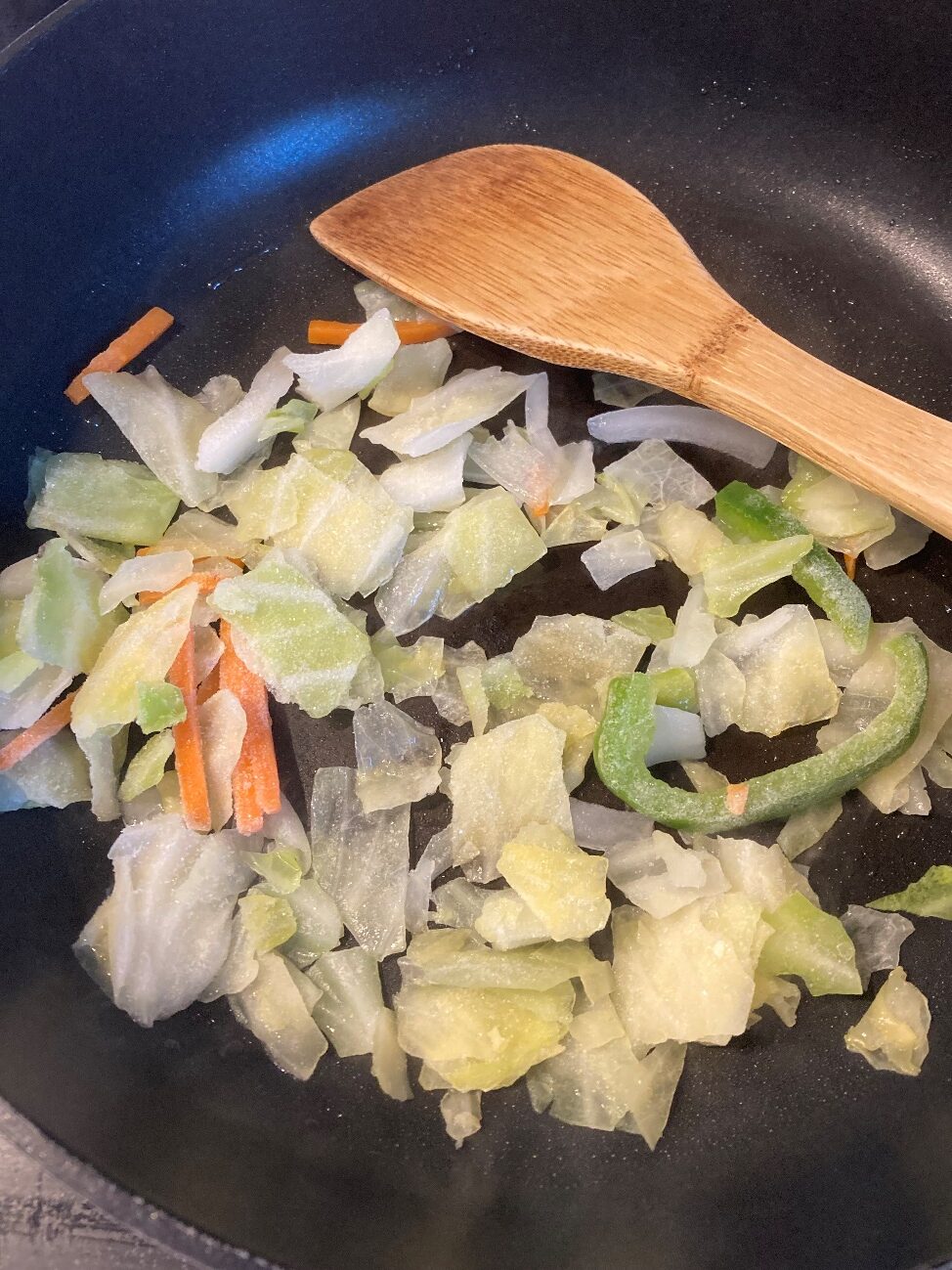 彩り炒め用野菜ミックスを炒めているところ