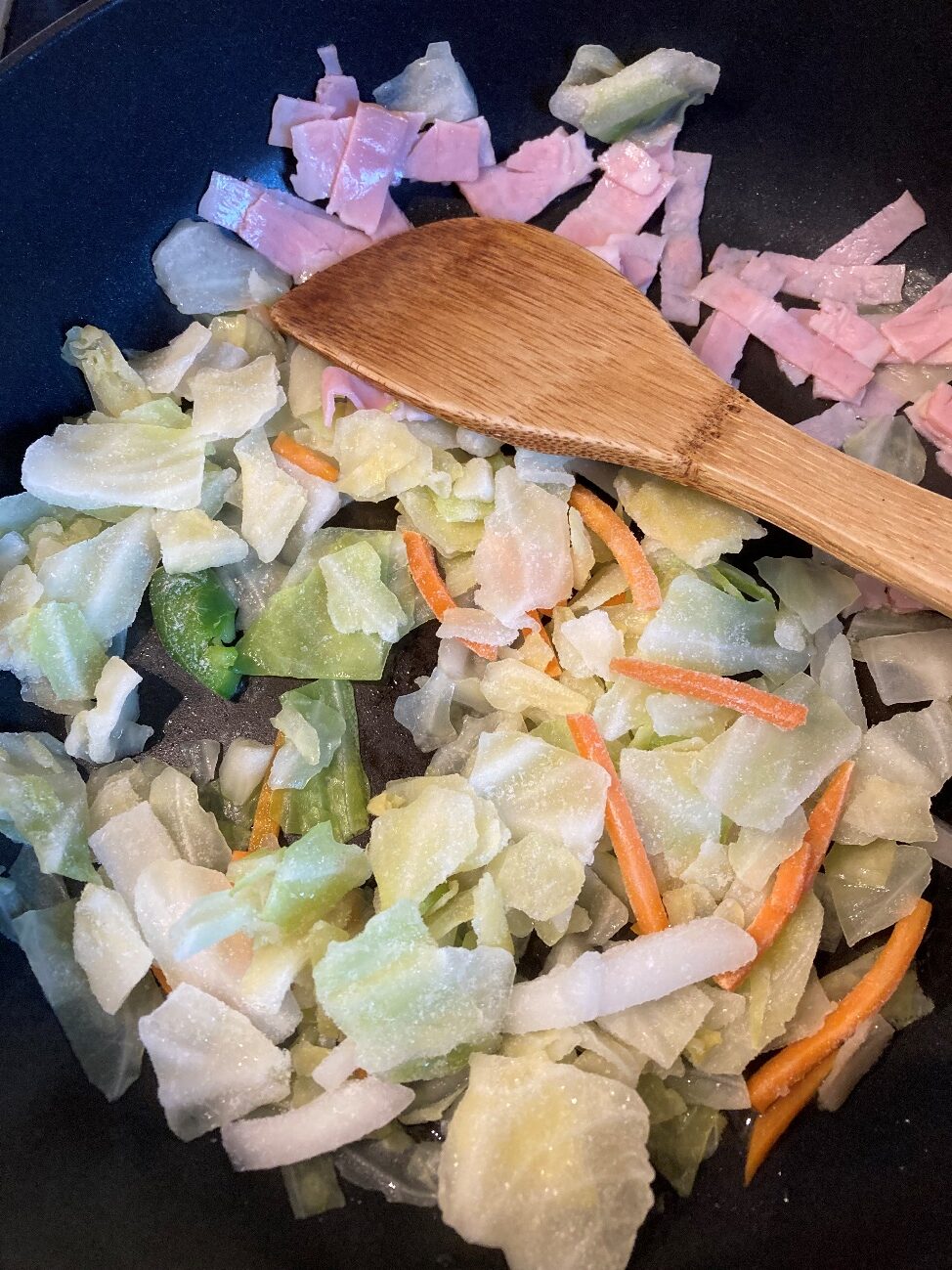 彩り炒め用野菜ミックスとベーコンを炒めているところ