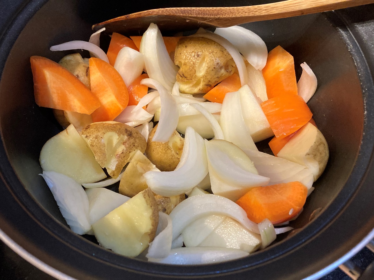 切っておいた野菜をオリーブオイルで炒める