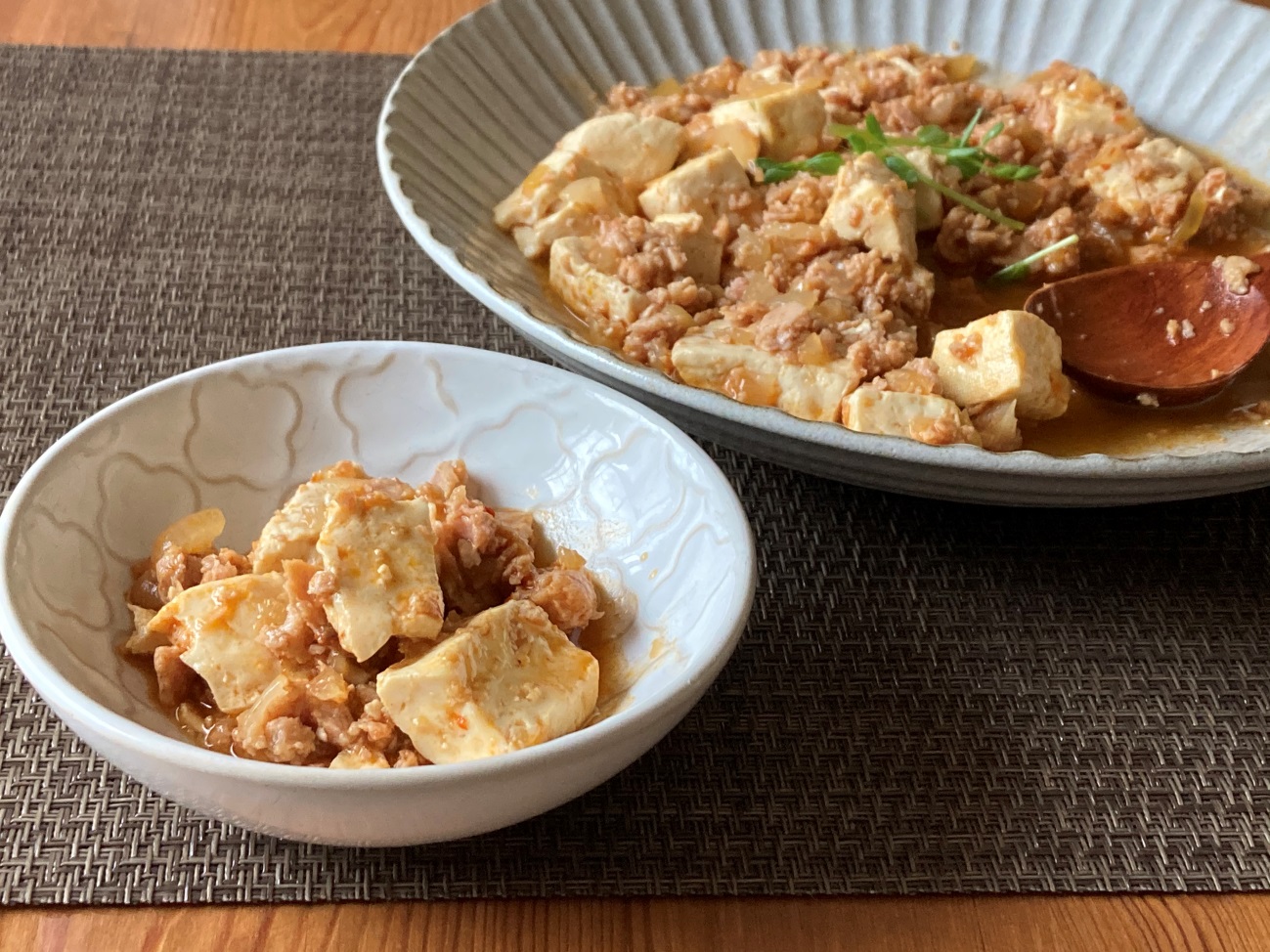大皿から小皿に取り分けた業務スーパーのポークランチョンミートで作った麻婆豆腐