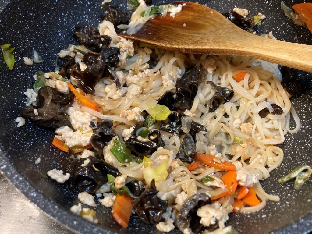業務スーパーのタイビーフン(センレッグ)は歯ごたえが楽しい乾麺♪ | 業スーおすすめブログ