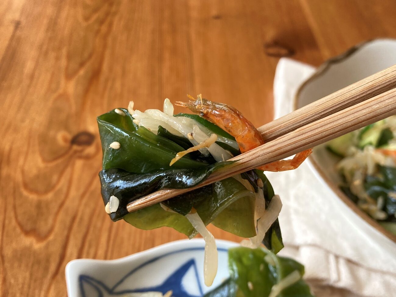 箸で持ち上げた業務スーパーの「漁師の海鮮汁の具」で作った海鮮サラダのアップ