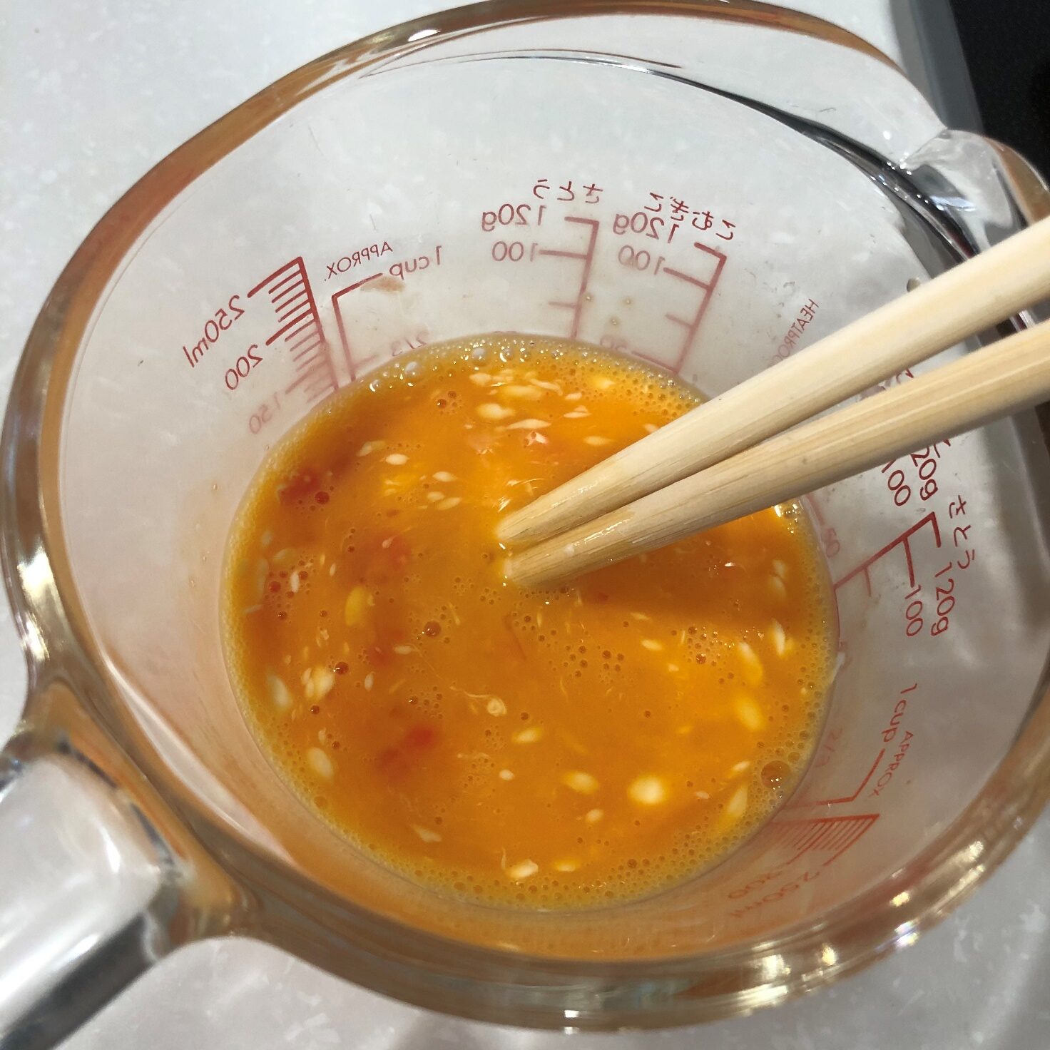 紅生姜入り玉子焼きの材料を混ぜ合わせる