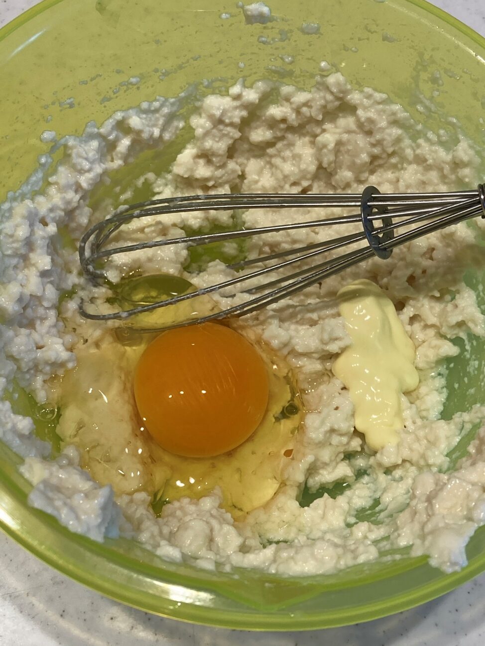 水切りした豆腐・卵・マヨネーズを混ぜ合わせる