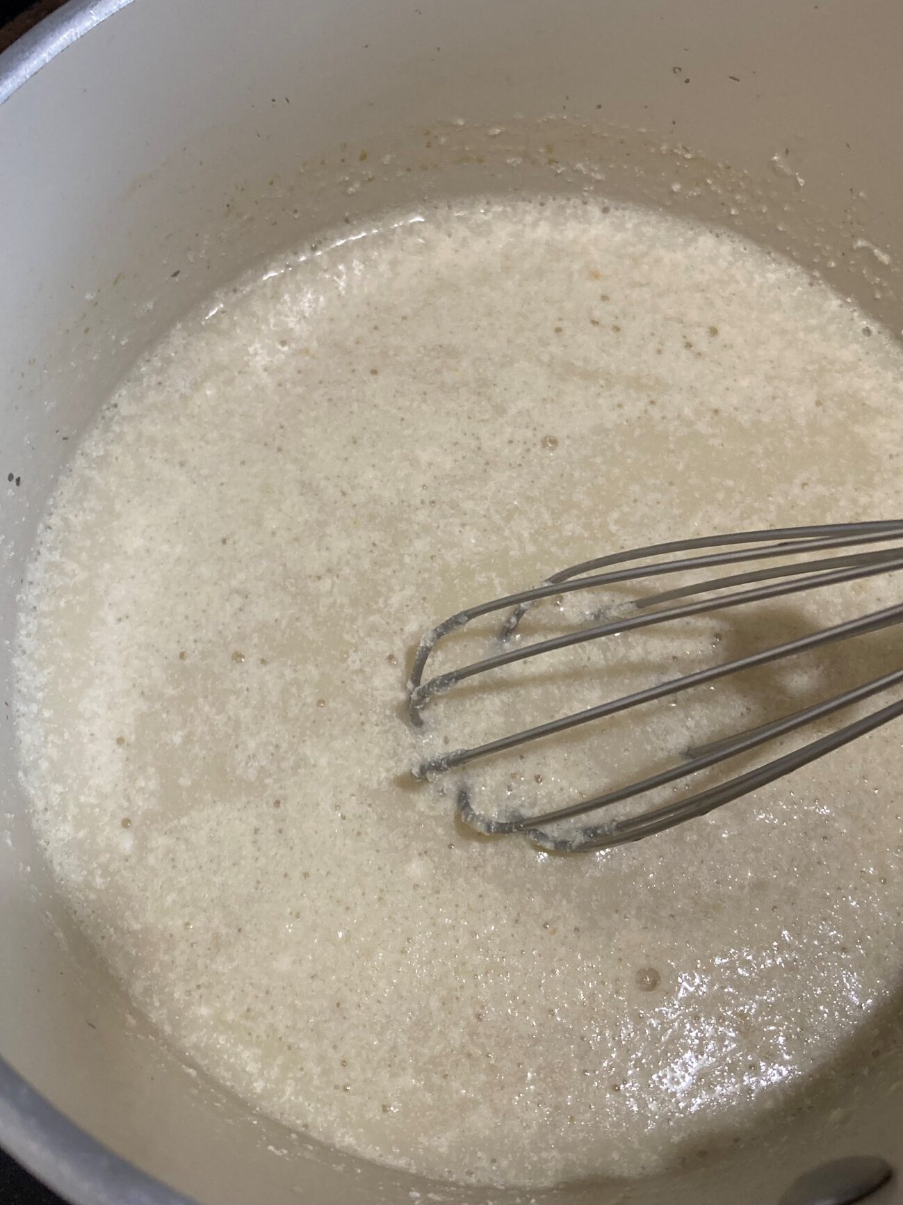 牛乳・インスタントバナナオーレ・砂糖・ゼラチンを鍋に入れて混ぜる