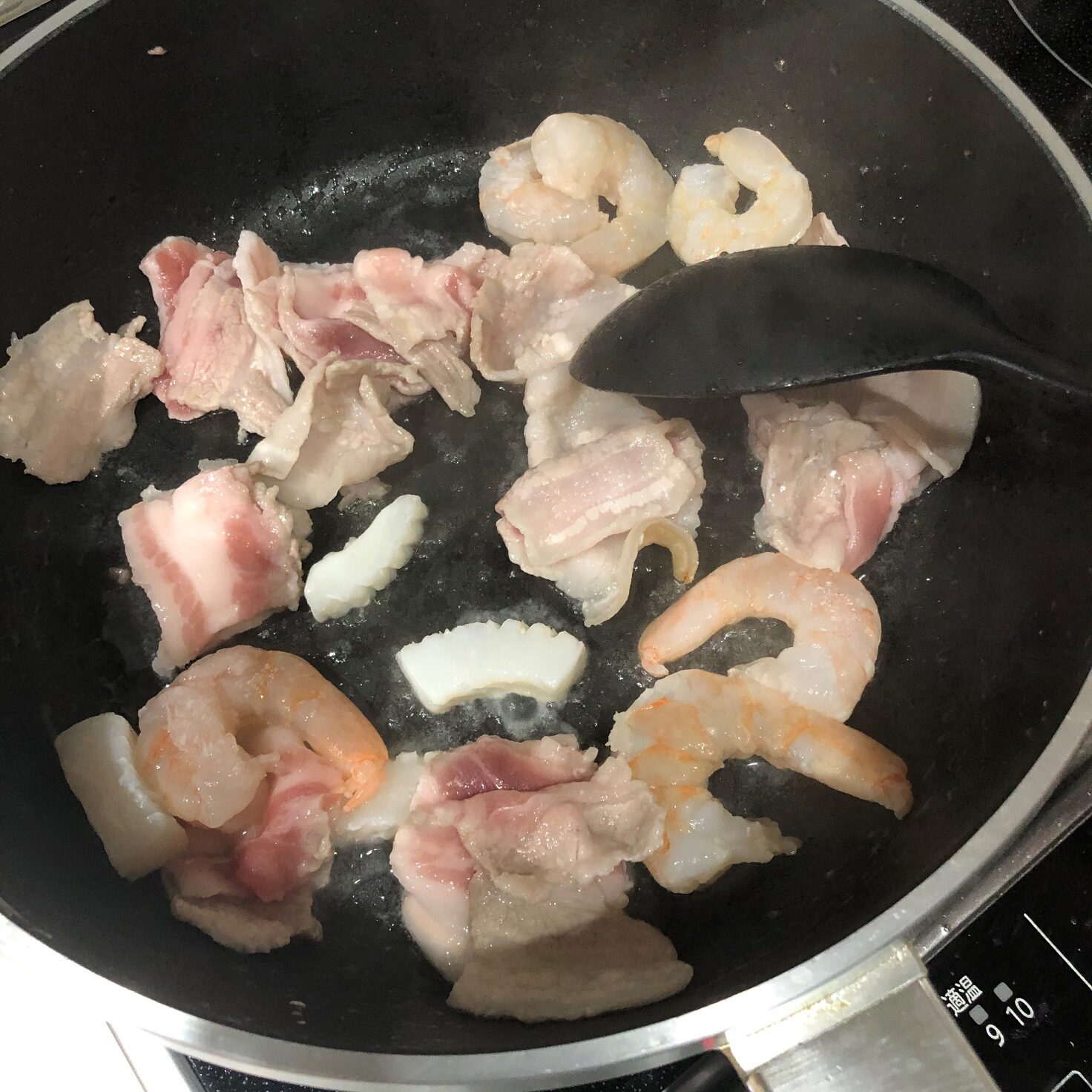 豚肉・エビ・イカをフライパンで炒める