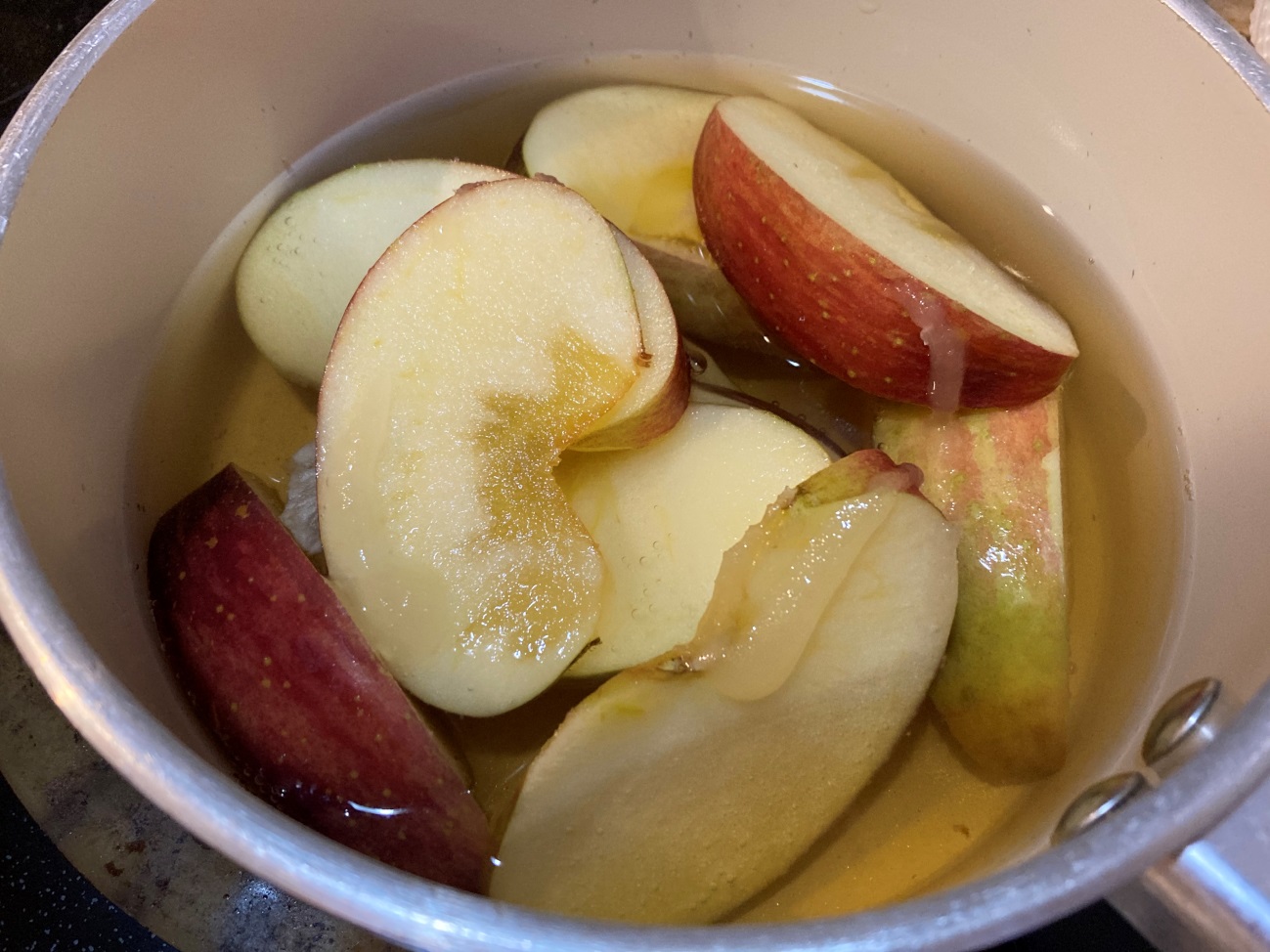 煮出した業務スーパーのカモミールティー（はちみつ&レモン）にりんご・はちみつ・塩を入れる