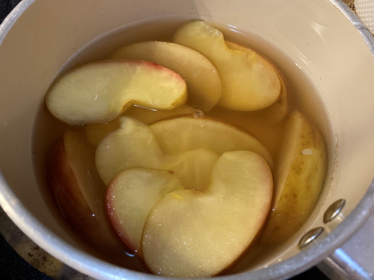 カモミールティーが染み込んで煮えてきたりんご