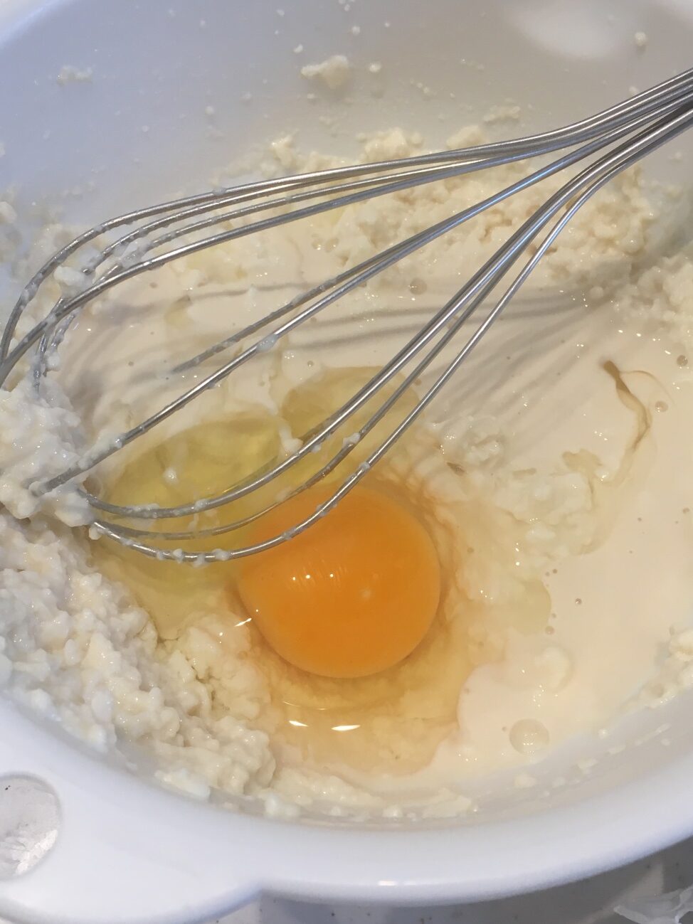 ボウルに卵、絹豆腐、コンソメ顆粒を入れて混ぜ合わせる