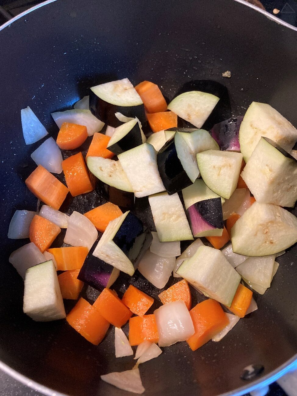 ピーマン以外の野菜を炒める