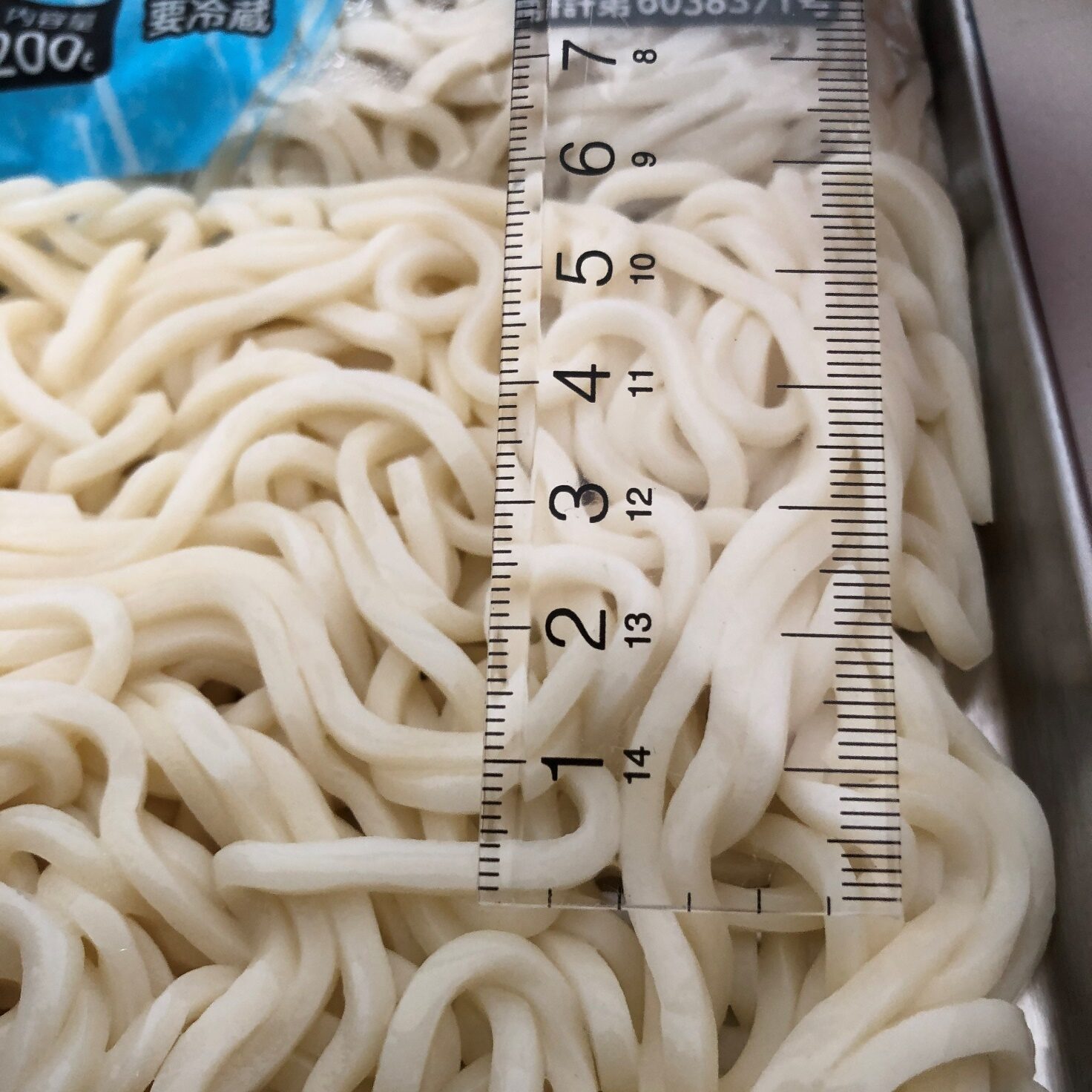 業務スーパーの「美味しさ長持ち細うどん」の麺の細さを定規で測る