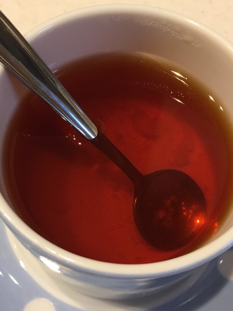 煮出した紅茶に生姜とザクロ酢を加える