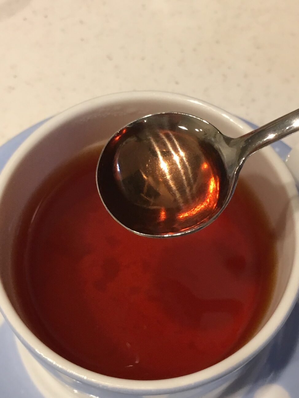 スプーンですくった業務スーパーのザクロ酢入り生姜紅茶