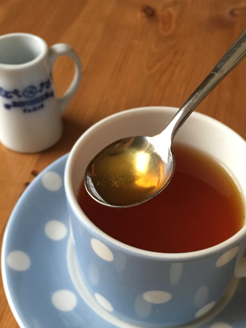 ティースプーンですくった業務スーパーのザクロ酢入り生姜紅茶
