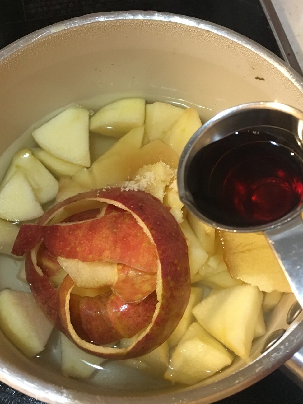 鍋にりんご（皮も）・水・砂糖・ザクロ酢を入れる