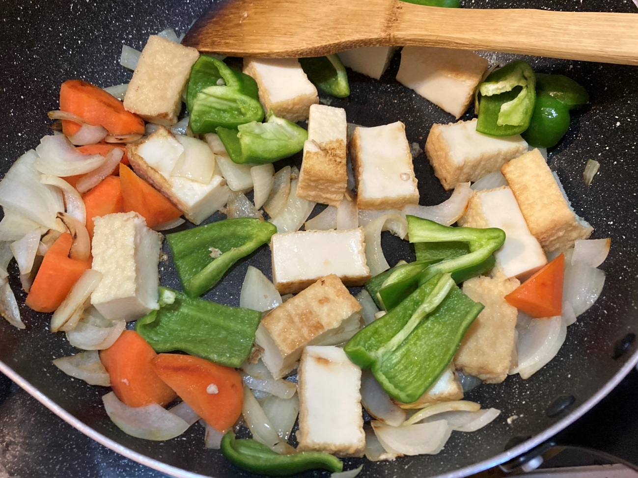野菜と厚揚げをフライパンで炒める