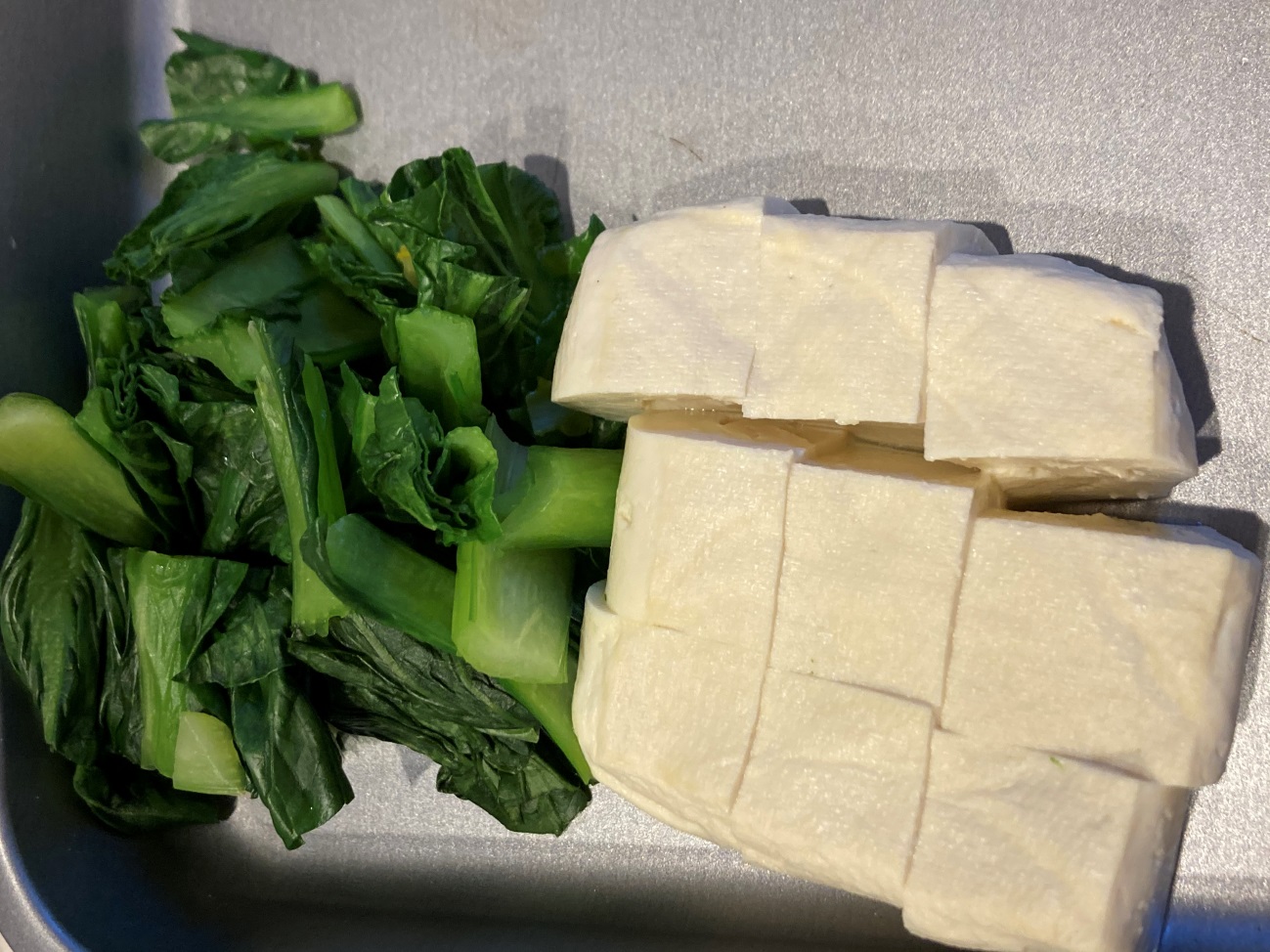 水気を切った小松菜と豆腐を一口大に切る