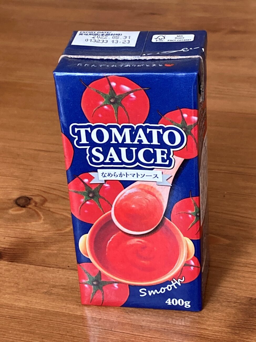 テーブルに立てて置いた業務スーパーのなめらかトマトソース
