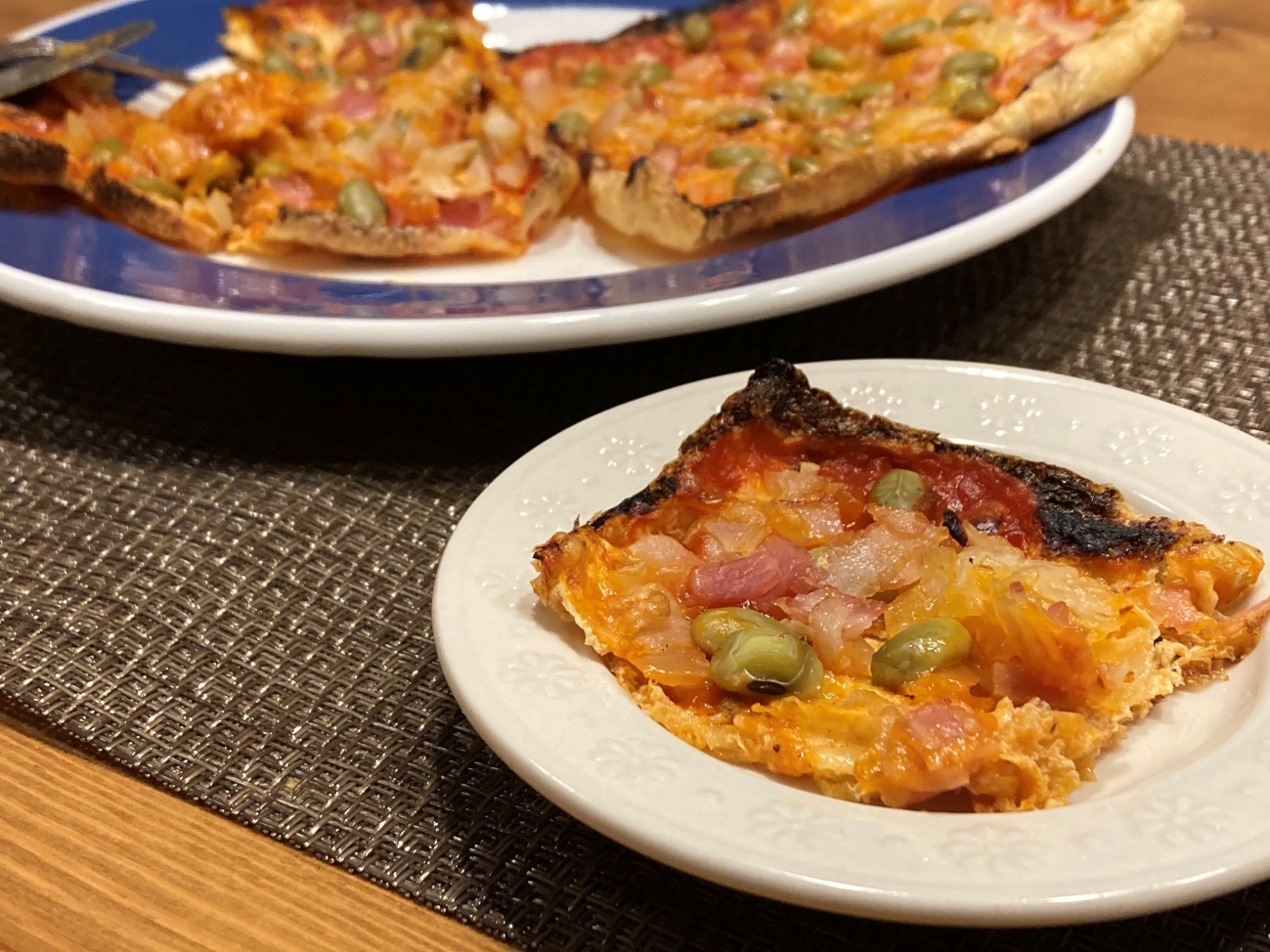 小皿に取り分けた業務スーパーのなめらかトマトソースで作った油揚げのピザ
