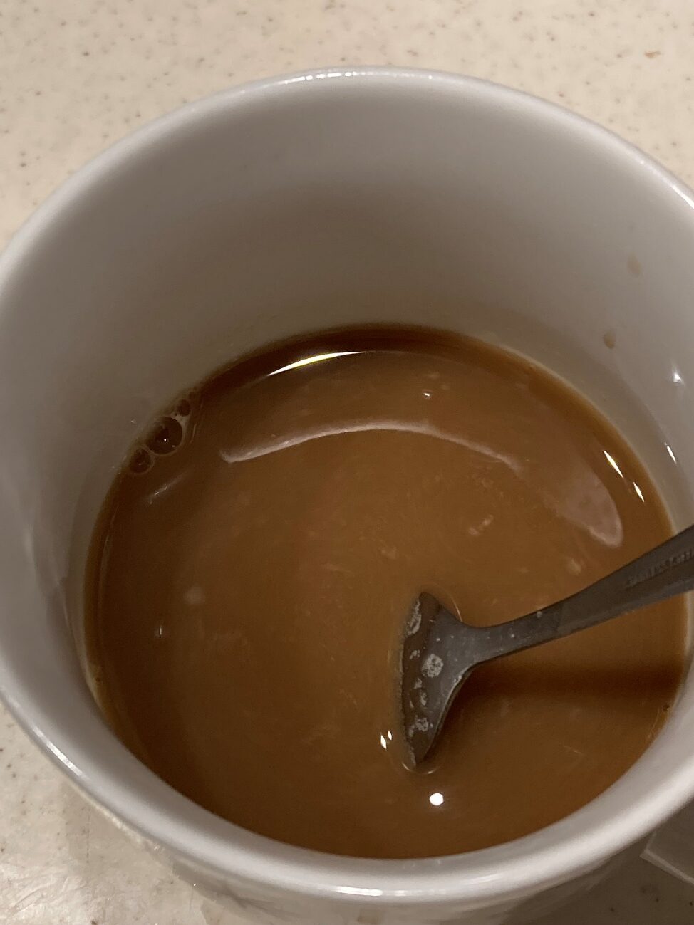 マグカップなどにスティックタイプのカフェラテ・お湯・砂糖を入れて混ぜる