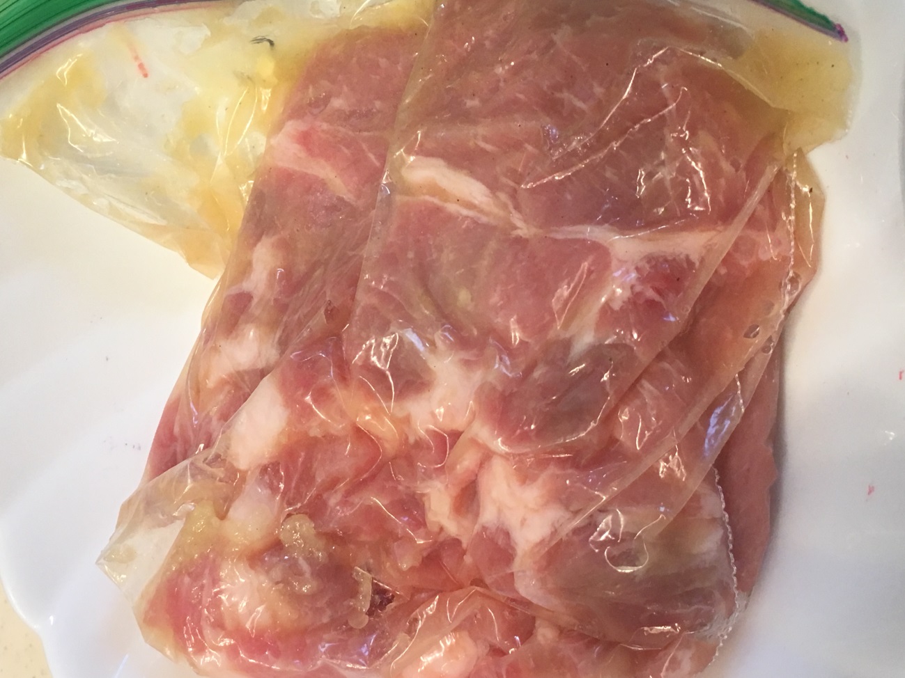 豚カルビ肉・アップルソース・生姜を入れた袋を揉んでしばらく漬ける