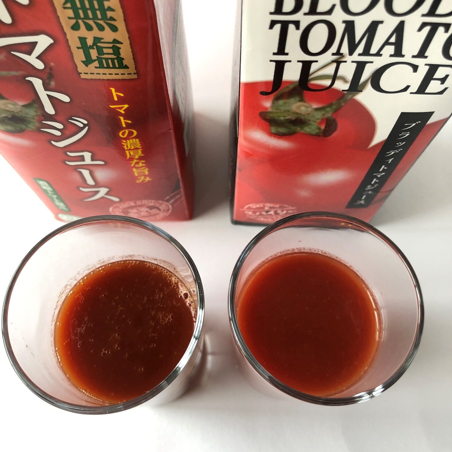 グラスに注いだ無塩トマトジュース（左）・ブラッディトマトジュース（右）を上から見たところ