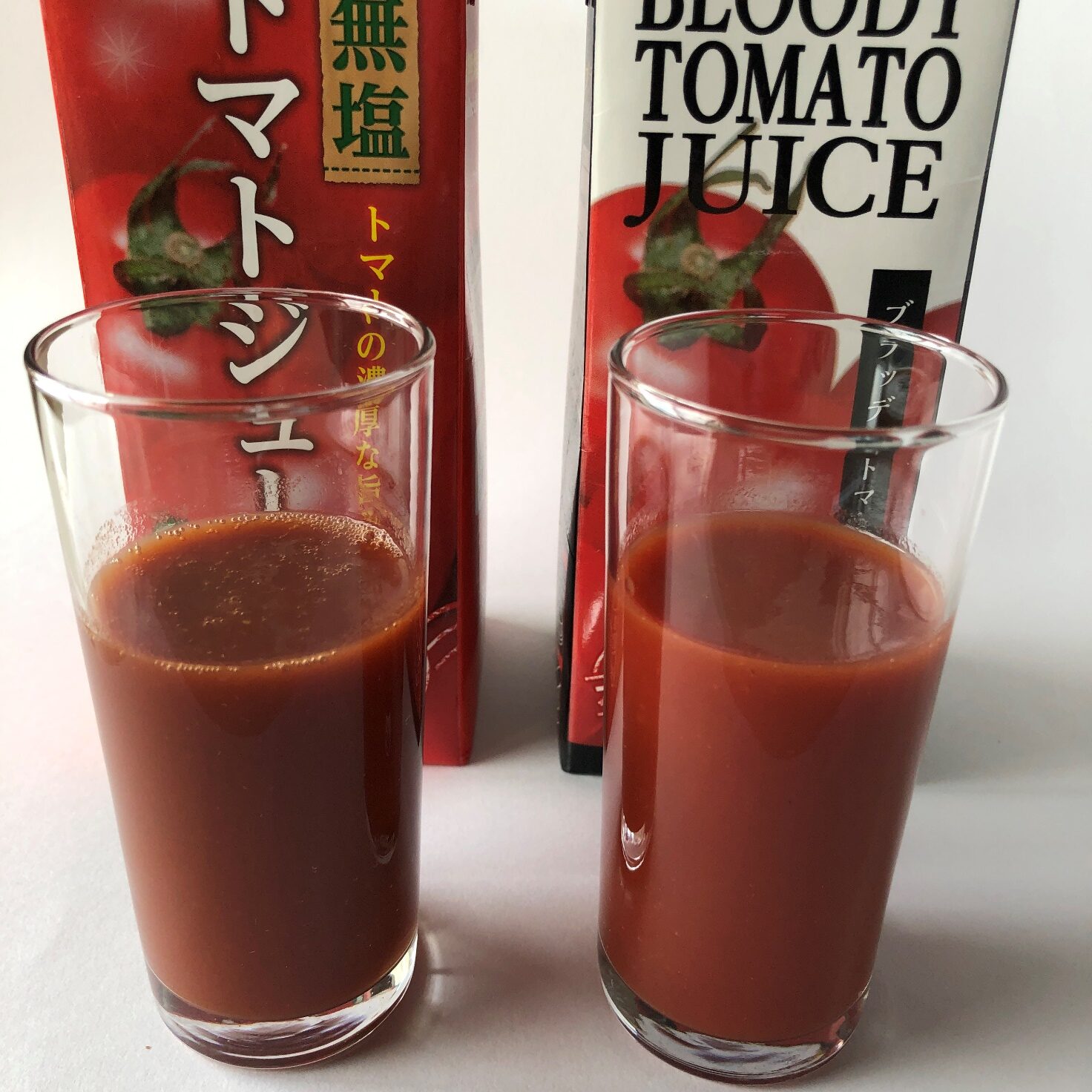 グラスに注いだ無塩トマトジュース（左）・ブラッディトマトジュース（右）