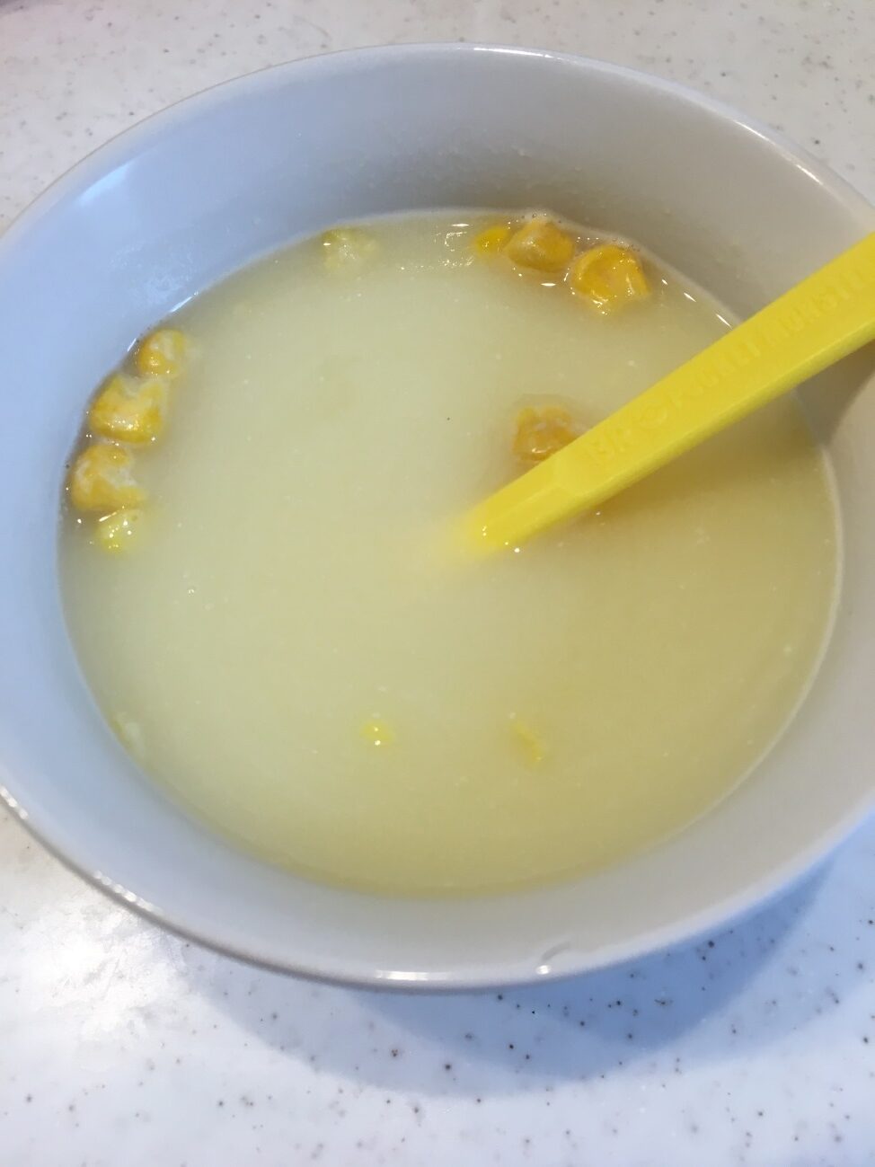 お湯を入れて業務スーパーのコーンスープの粉末を溶かす