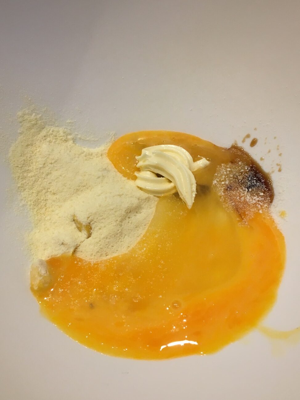 コーンスープ粉末・卵・粉チーズ・バター・醤油・ごま油を混ぜ合わせる