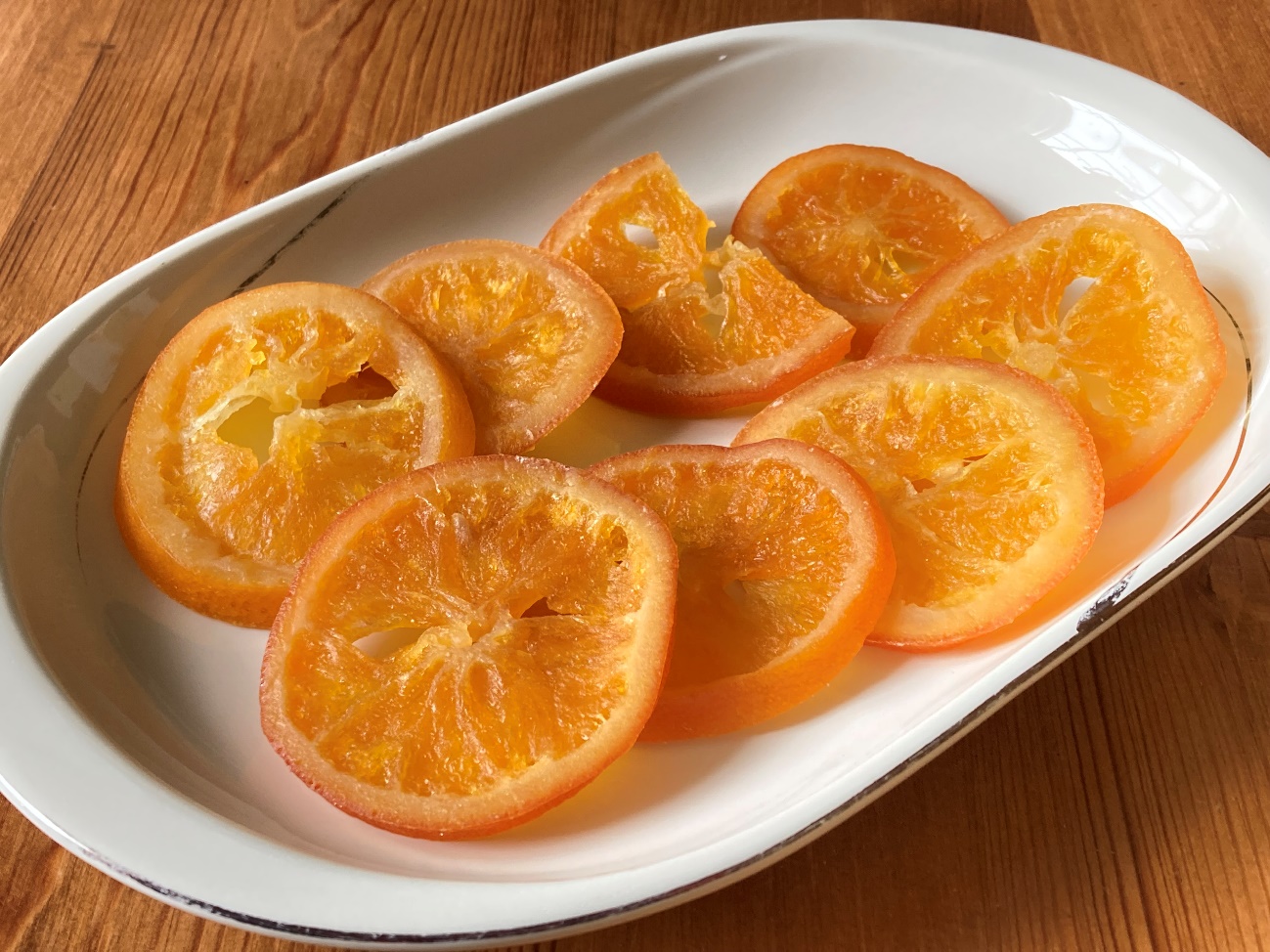 お皿に並べた業務スーパーのドライオレンジのアップ