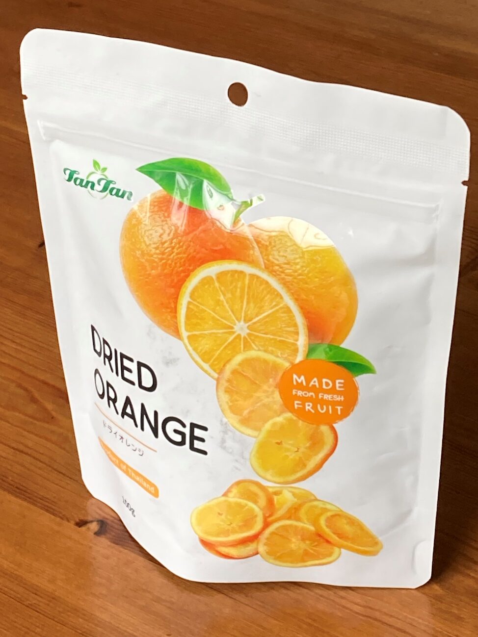 テーブルに立てて置いた業務スーパーのドライオレンジのパッケージ