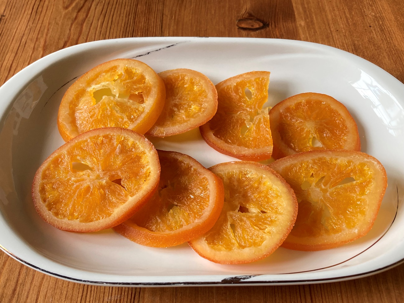 お皿に並べた業務スーパーのドライオレンジ