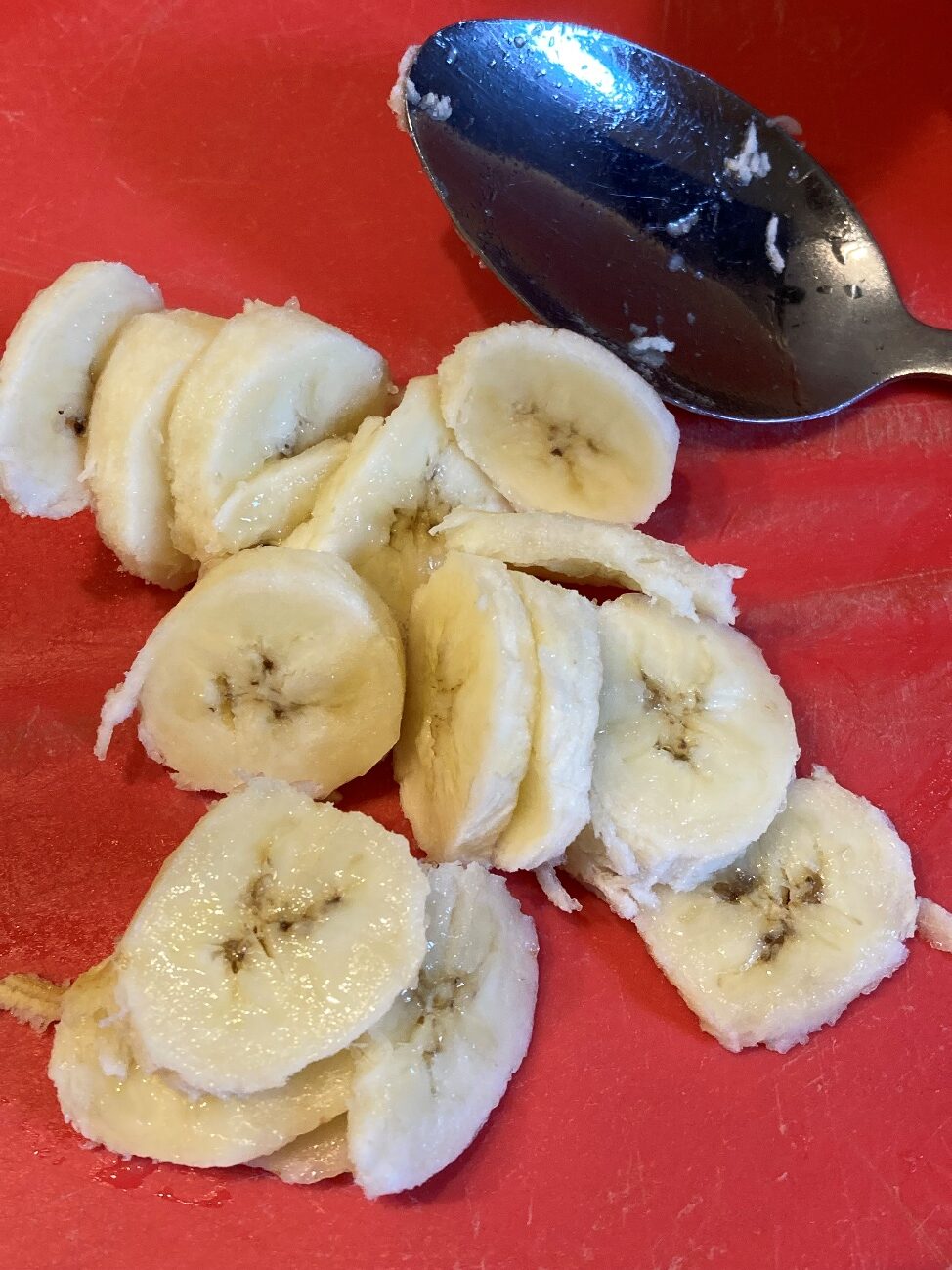 バナナをスプーンで薄くカットする