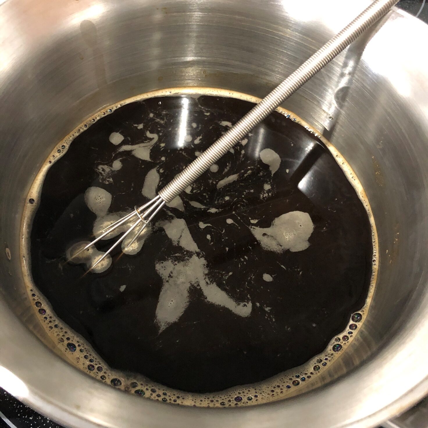 小鍋に入れた水を沸騰させて、バニラフレーバーコーヒー・砂糖・ゼラチンを入れる