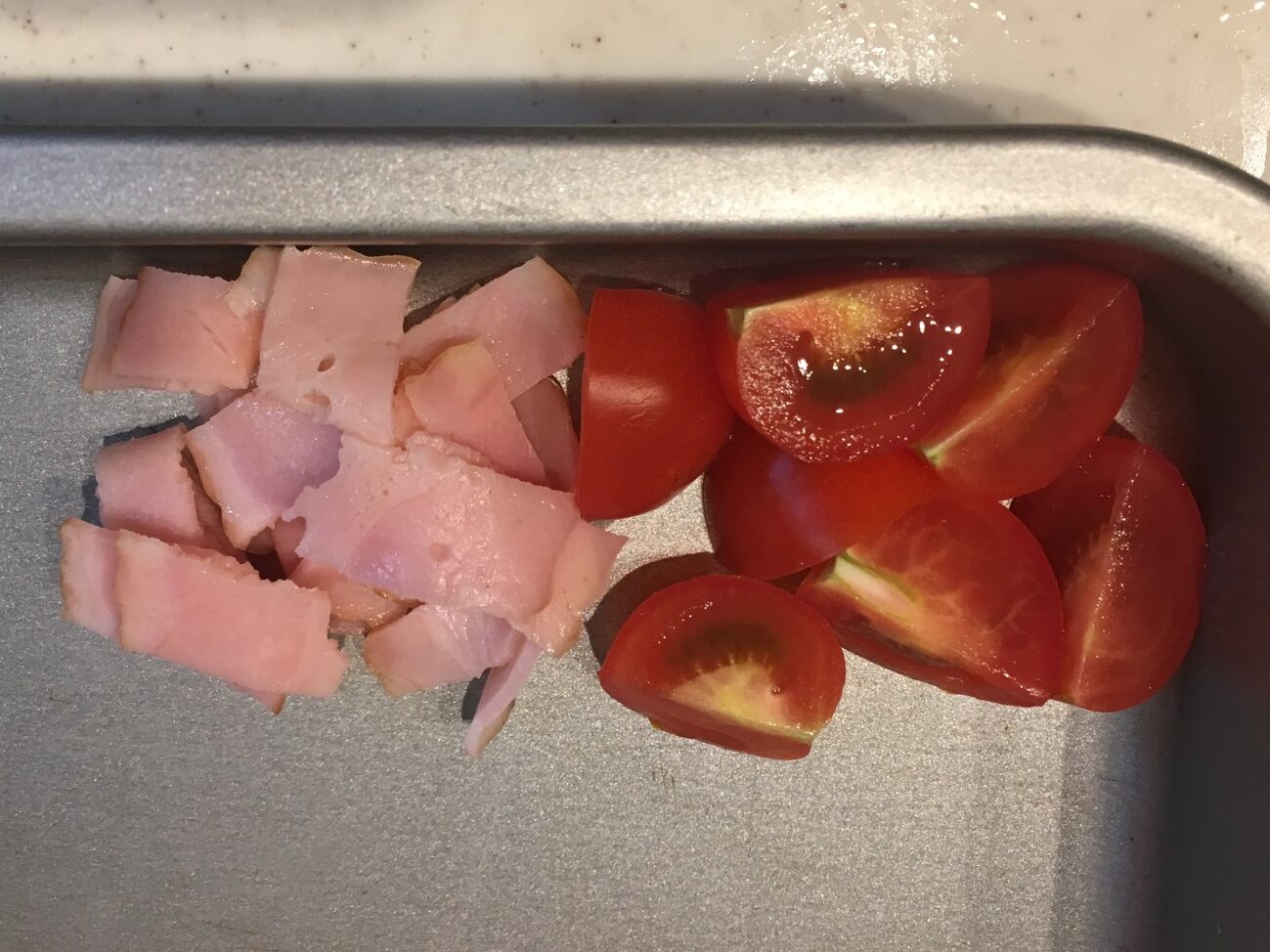ベーコンを1cm幅、ミニトマトを半分に切る