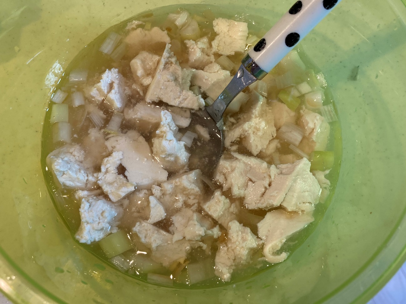ねぎと調味料を混ぜ合わせたところに、崩した豆腐を加える