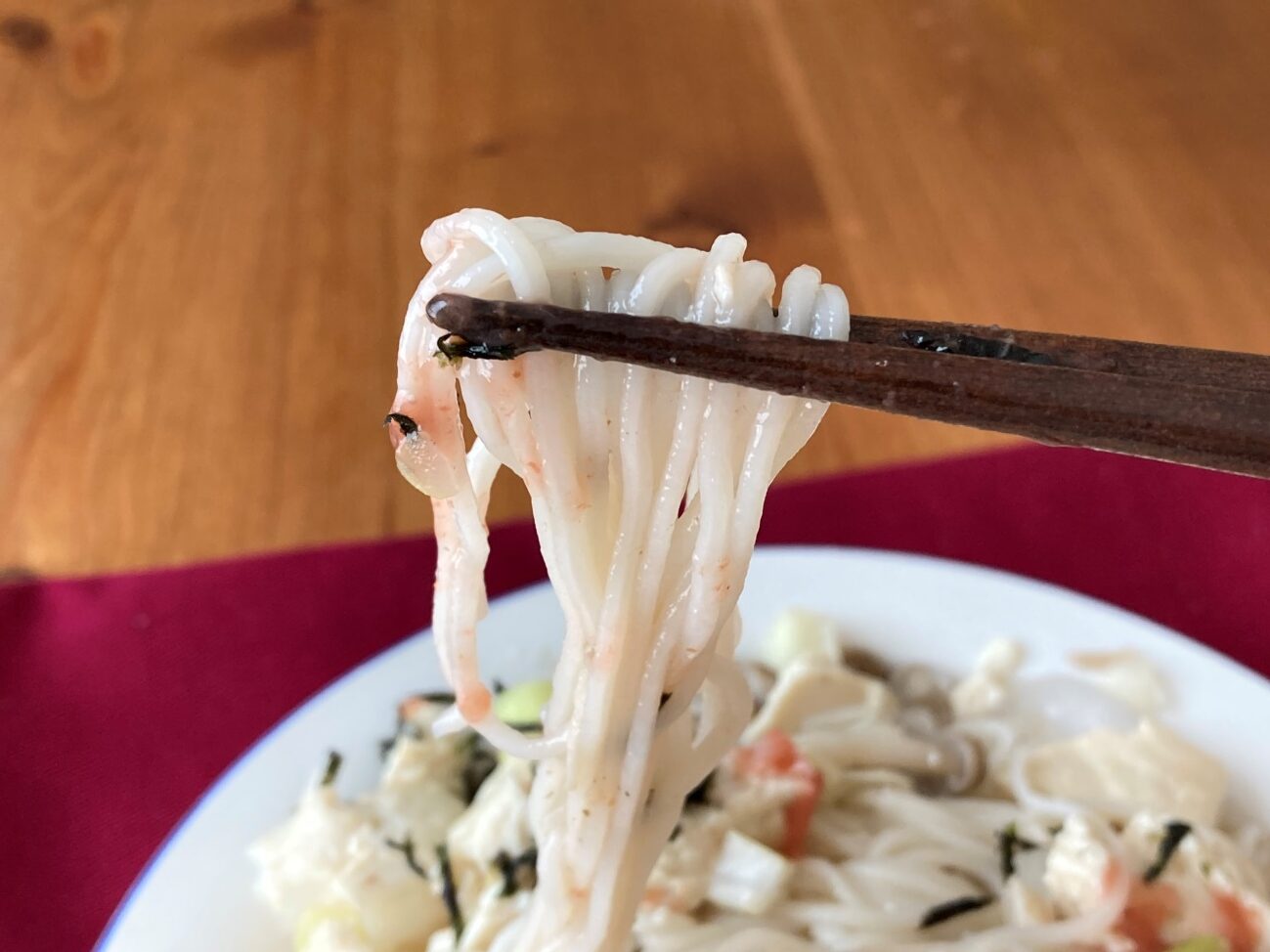 箸で持ち上げた業務スーパーのねり梅（チューブ容器）で作った豆腐と梅のそうめんのアップ