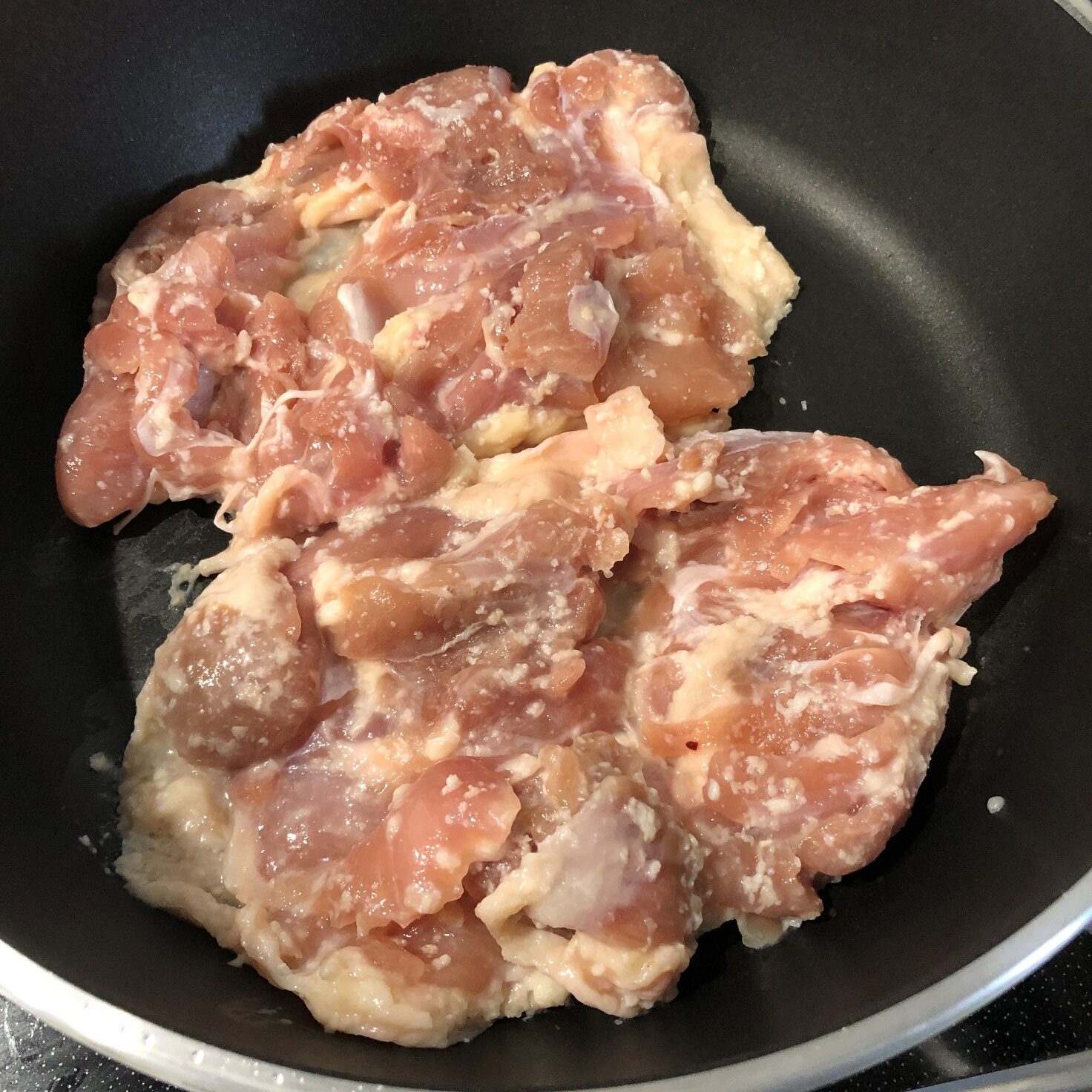 余分な塩こうじを落とした鶏もも肉をフライパンで焼く
