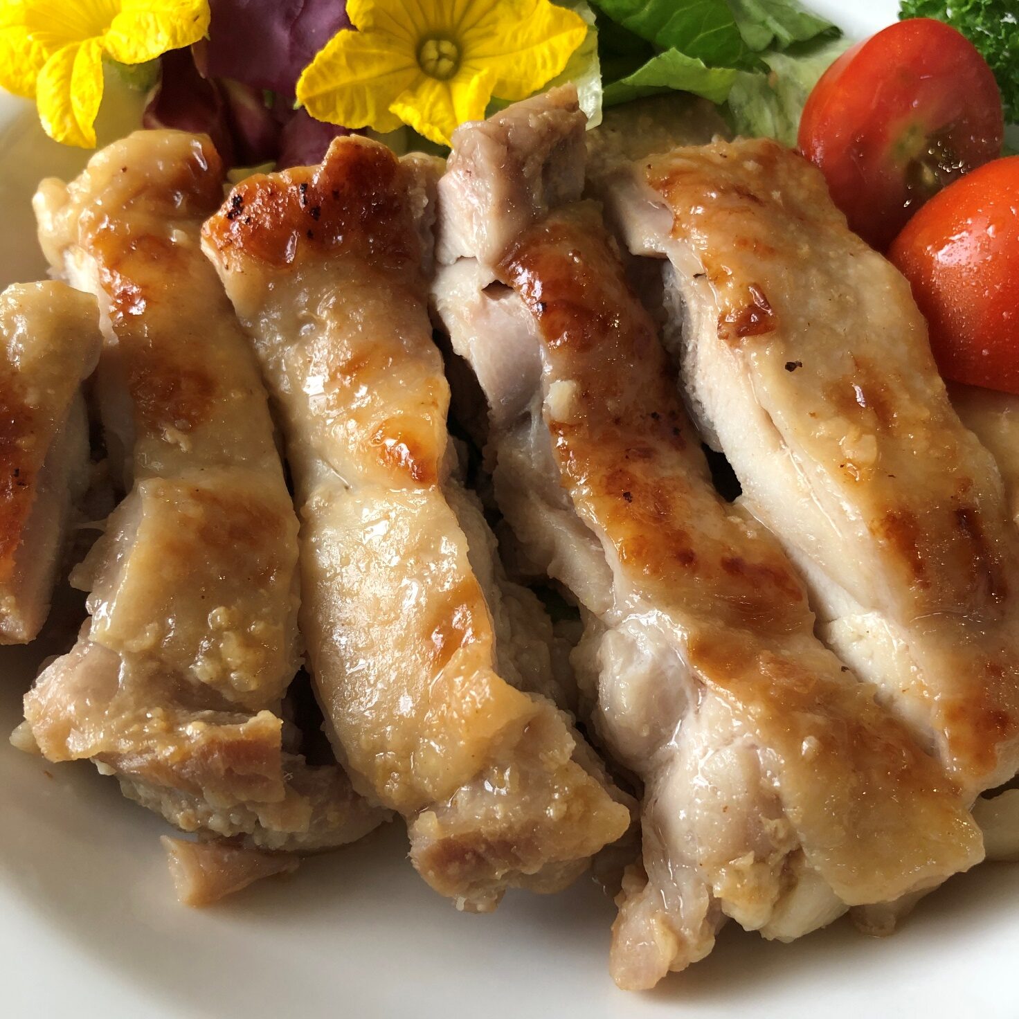 完成した業務スーパーの菊川の塩こうじで作った鶏もも肉のソテーのアップ
