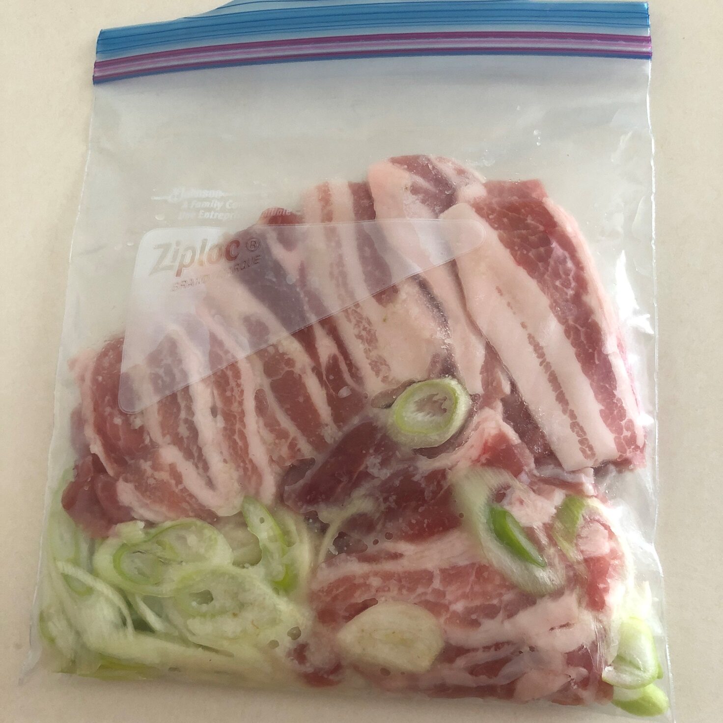 食べやすく切った豚肉・スライスしたネギとにんにくを塩こうじと共に密閉袋に入れる