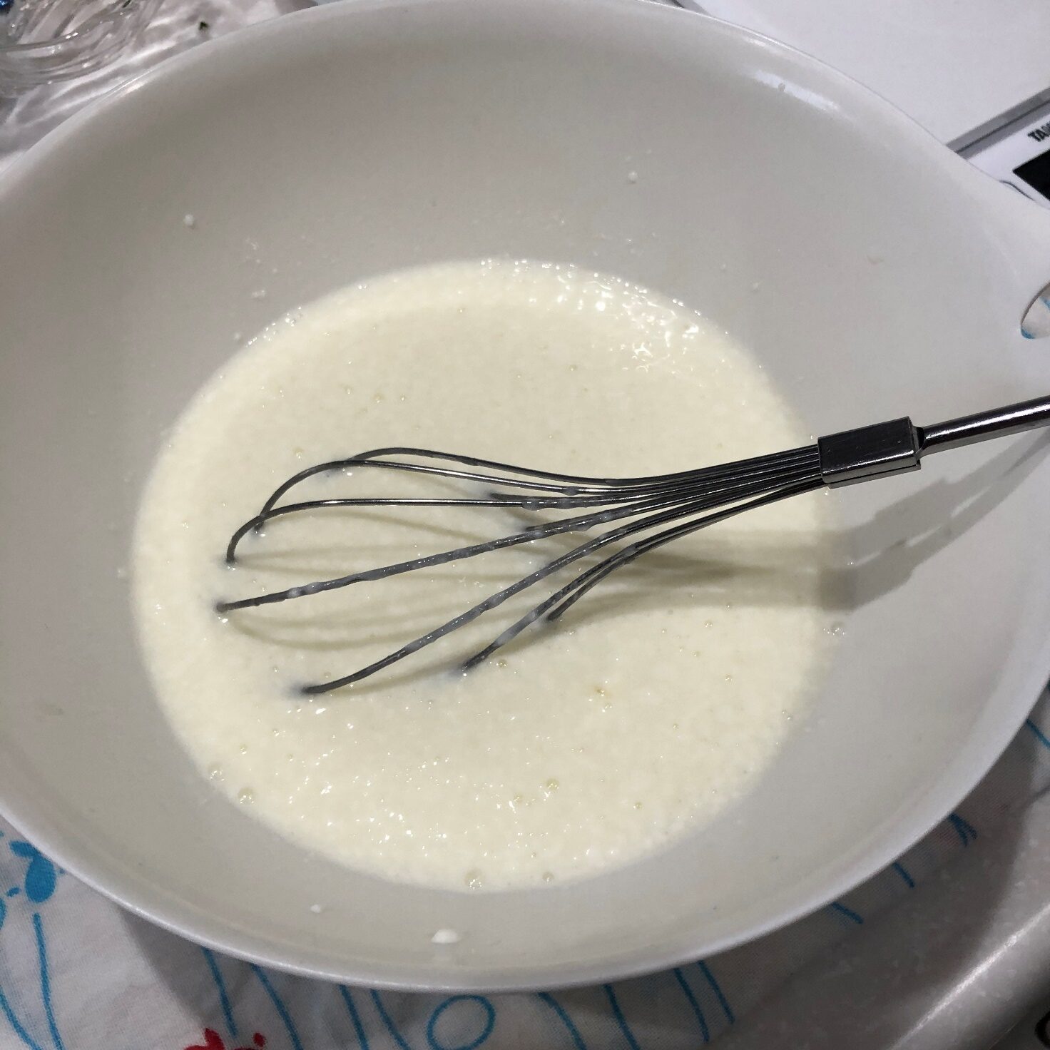 牛乳・ヨーグルト・砂糖・菊川の塩こうじをボウルに入れて、よく混ぜ合わせる