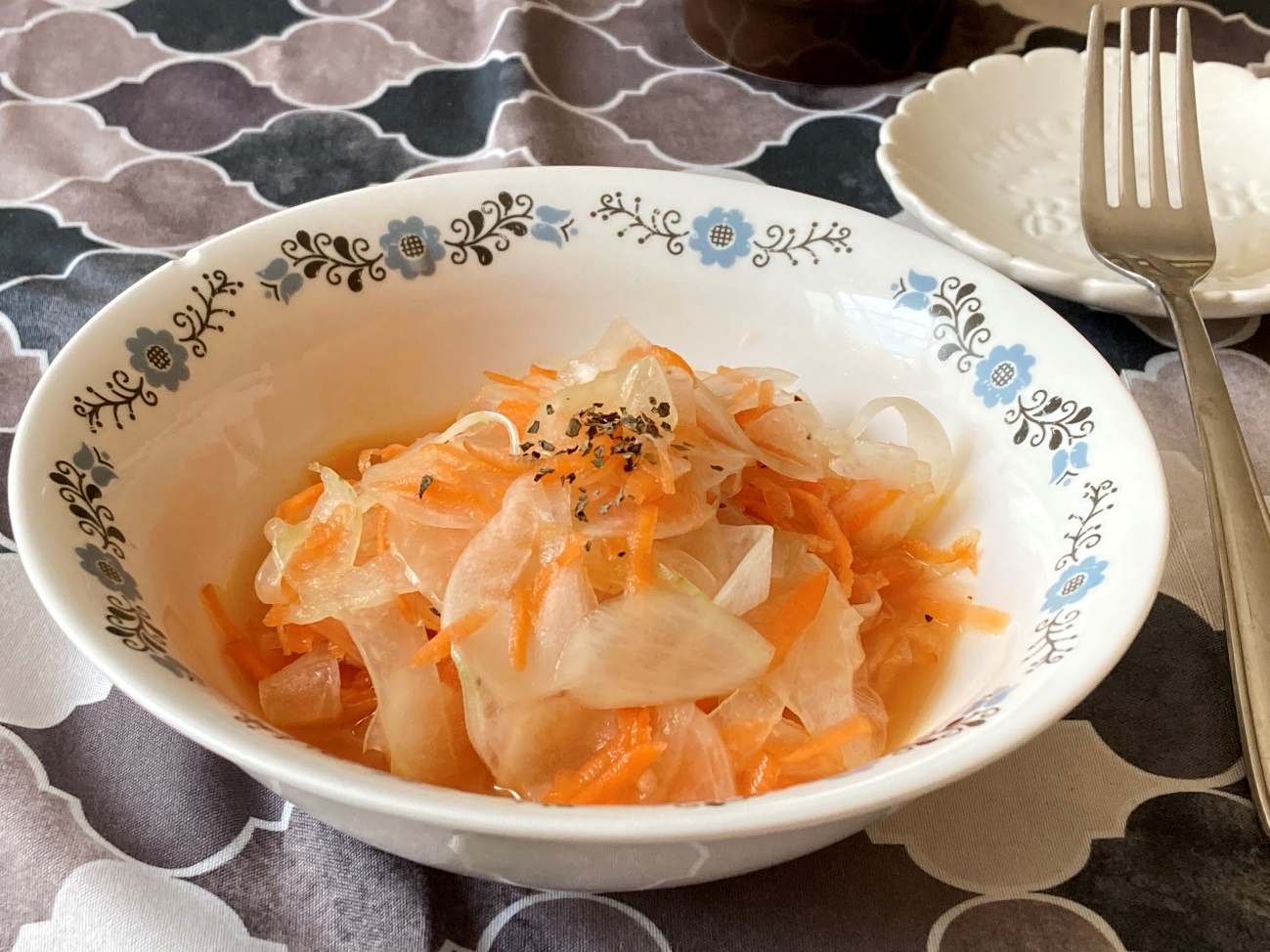 業務スーパーの韓国冷麵のスープで作る新玉ねぎと人参のピリ辛マリネ