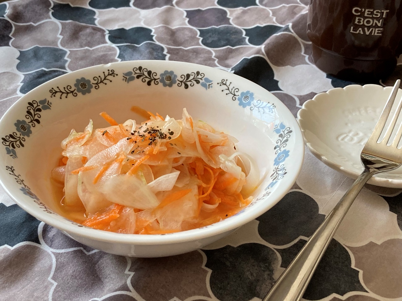 完成した業務スーパーの韓国冷麵のスープで作った新玉ねぎと人参のピリ辛マリネ