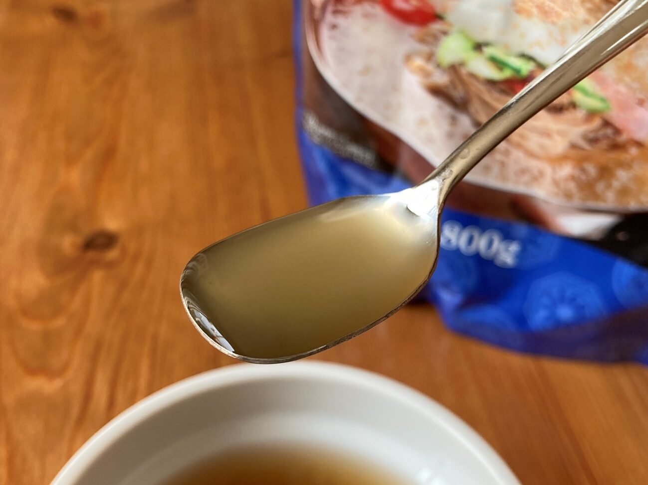 スプーンですくった業務スーパーの韓国冷麵のスープのアップ