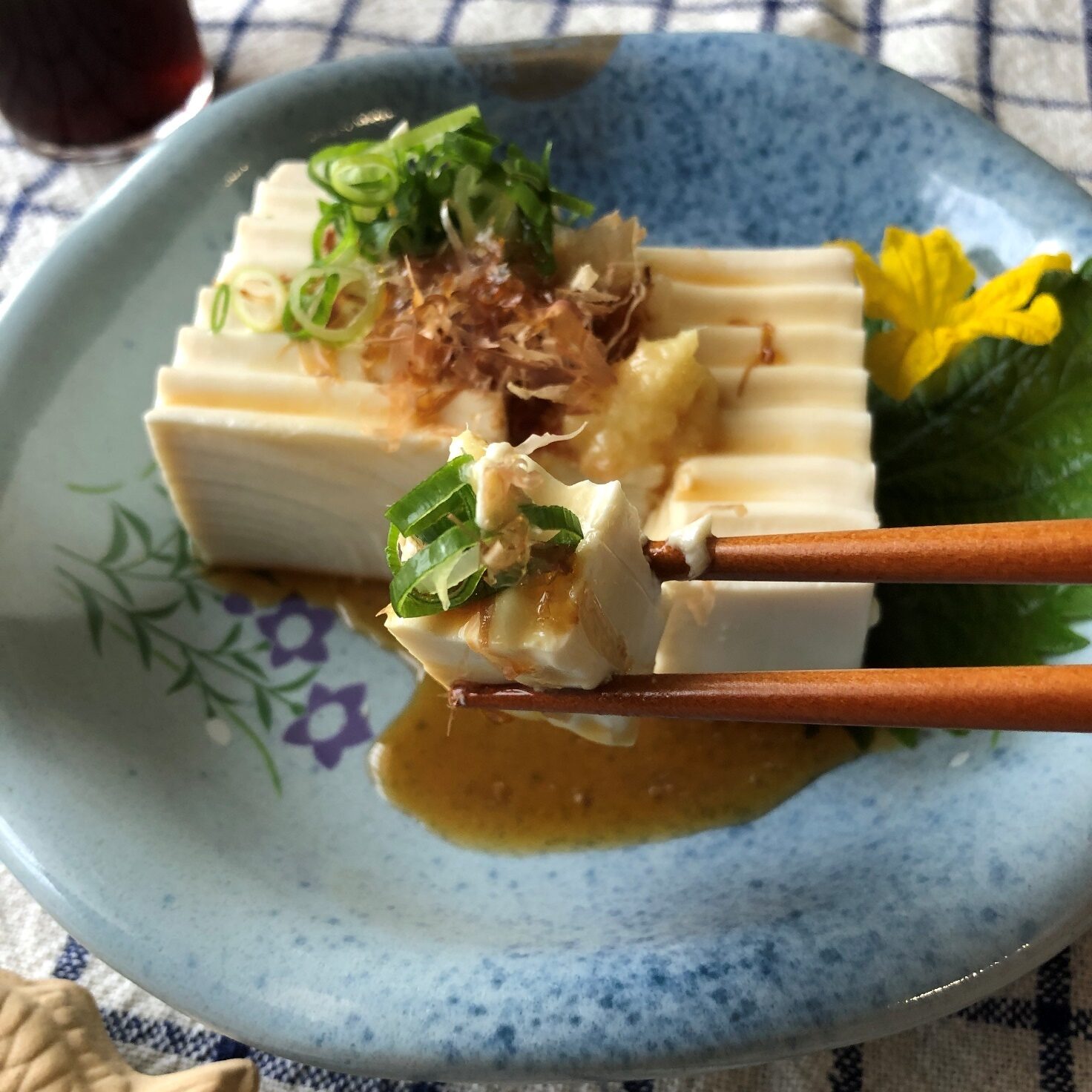 箸で持ち上げた業務スーパーのゆずぽん酢をかけた豆腐